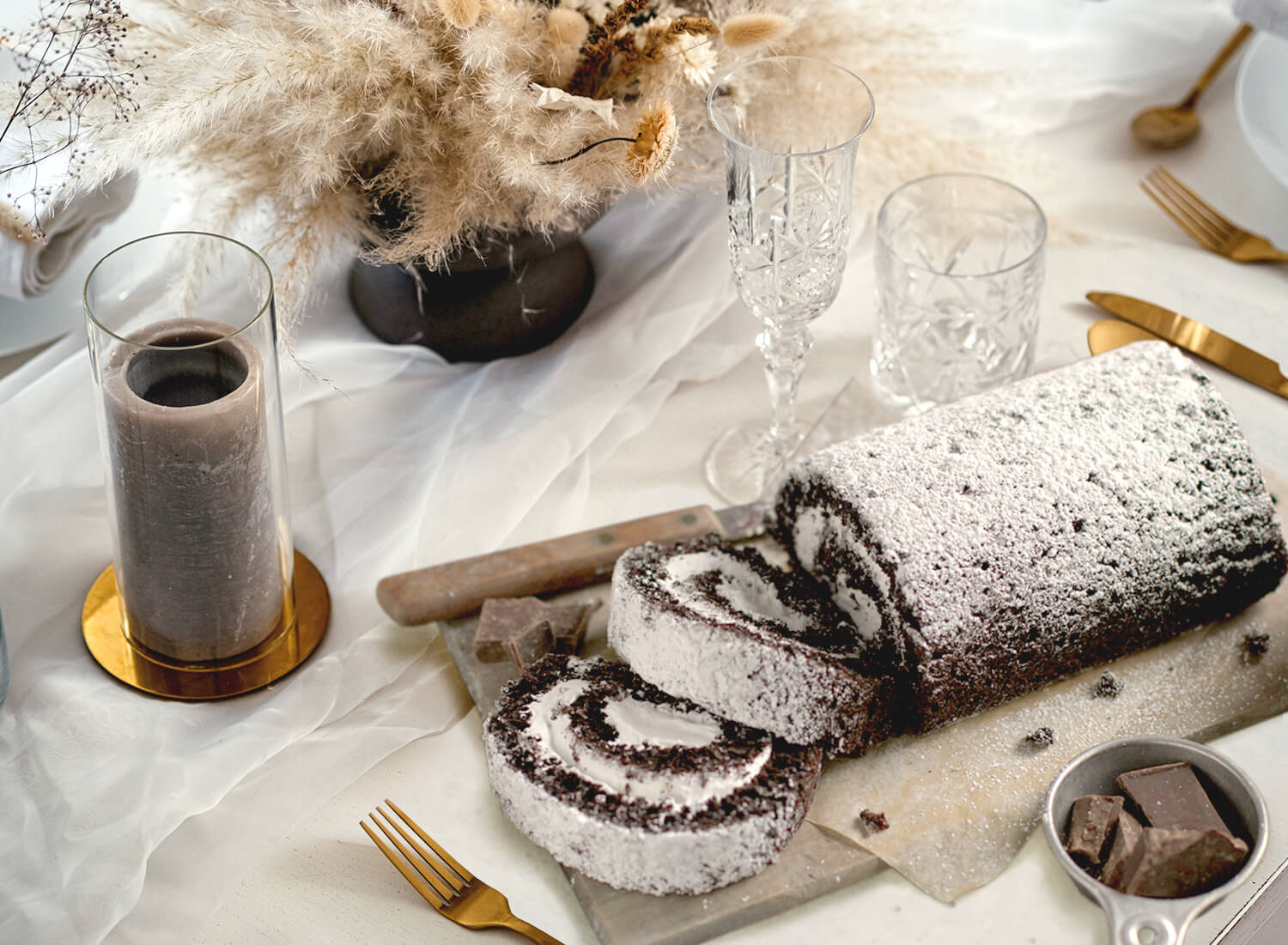 Winter Party Tips - Winterscape table with chocolate cake roll